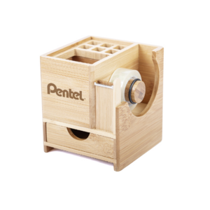 A2506, Lapicera multifuncional de bambú con diferentes ranuras para colocar lápices y bolígrafos. Incluye despachador de cinta adhesiva y cajón. Presentación: caja en color café.