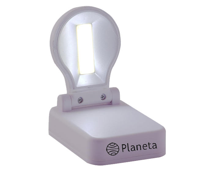 A2358, Mini lámpara de LED para lectura con tapa de apertura en peculiar forma de bombilla, con interruptor de encendido- apagado. Utiliza 3 pilas AAA, las cuales vienen incluidas. Presentación: caja en color blanco.