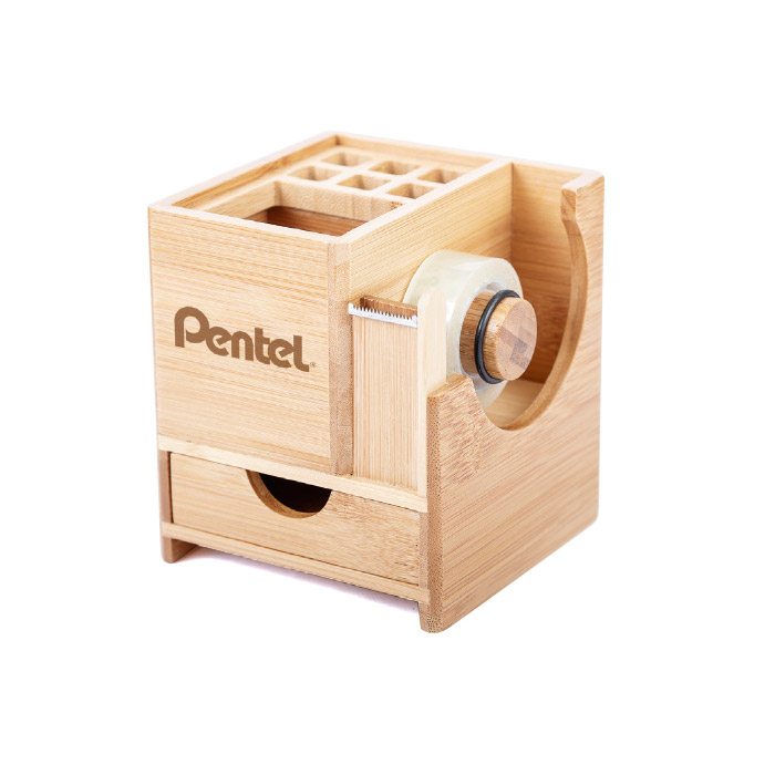 A2506, Lapicera multifuncional de bambú con diferentes ranuras para colocar lápices y bolígrafos. Incluye despachador de cinta adhesiva y cajón. Presentación: caja en color café.